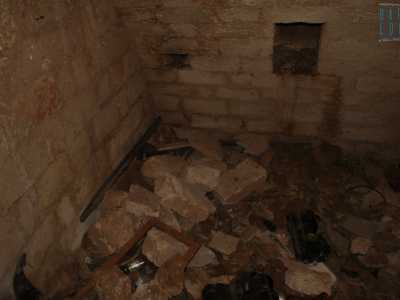 Gli scalini portano a una piccola cantina nella quale non filtra la luce del giorno per mancanza di finestre